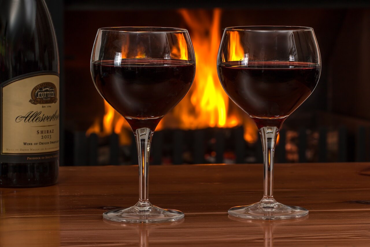 https://cdn.pixabay.com/photo/2017/06/26/12/49/red-wine-2443699_1280.jpg